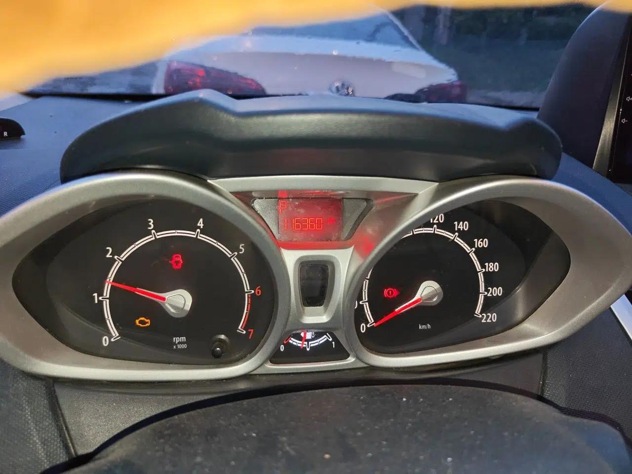Ford Fiesta 2009 Hatchback 1.5L Automatic Fashion Edition — миниатюра 13