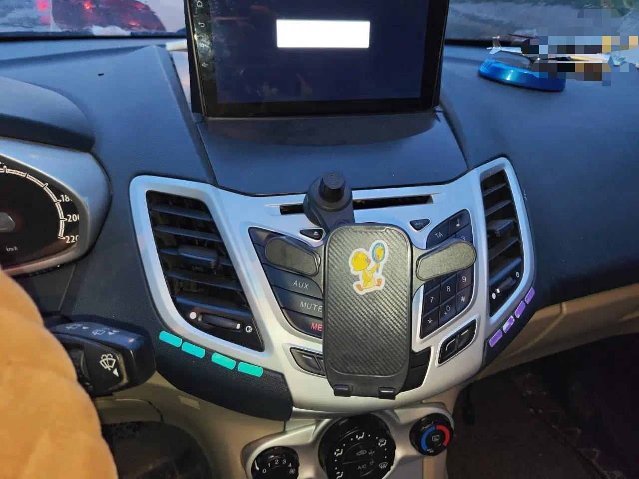 Ford Fiesta 2009 Hatchback 1.5L Automatic Fashion Edition — миниатюра 14