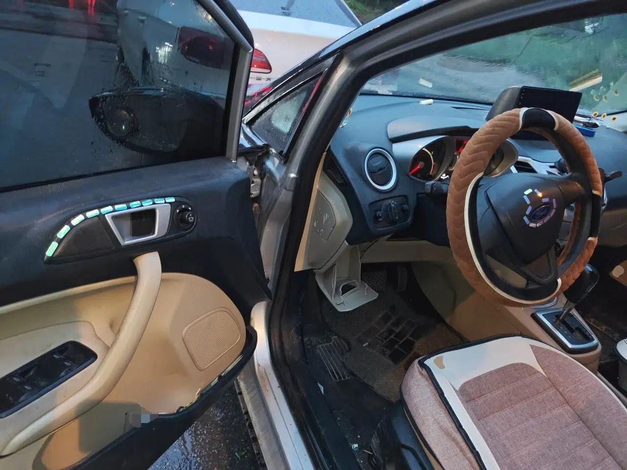 Ford Fiesta 2009 Hatchback 1.5L Automatic Fashion Edition — миниатюра 17