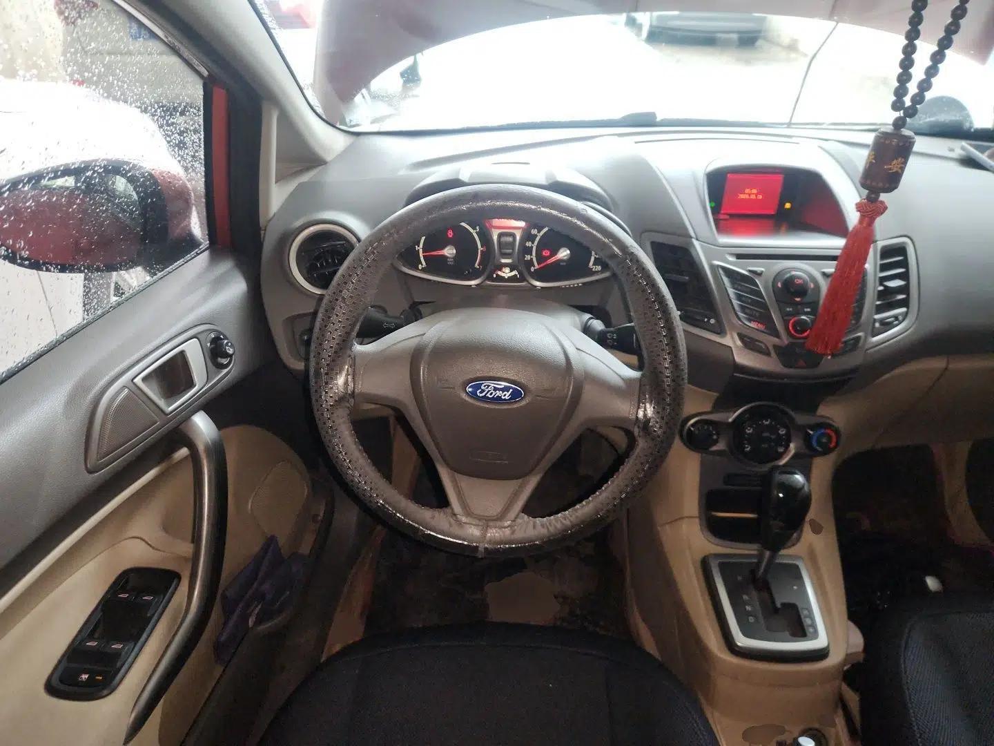 Ford Fiesta 2011 Hatchback 1.5L Automatic Fashion Edition — миниатюра 11