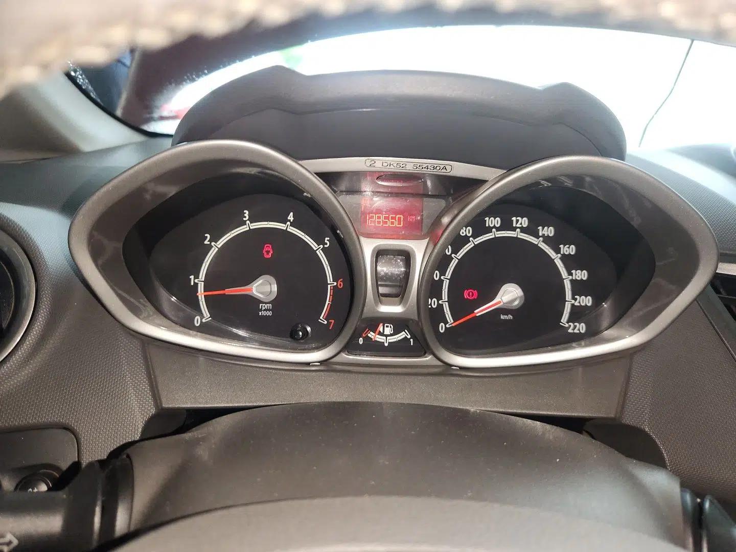 Ford Fiesta 2011 Hatchback 1.5L Automatic Fashion Edition — миниатюра 12
