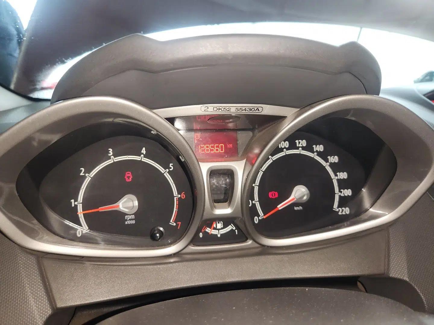 Ford Fiesta 2011 Hatchback 1.5L Automatic Fashion Edition — миниатюра 13