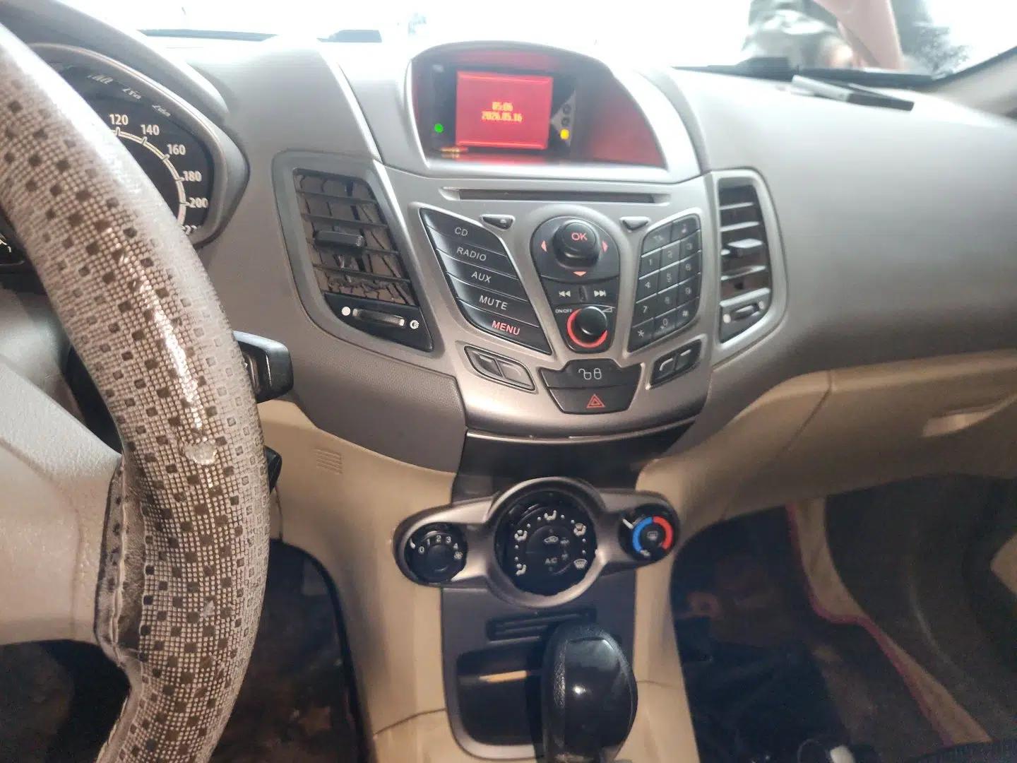 Ford Fiesta 2011 Hatchback 1.5L Automatic Fashion Edition — миниатюра 14