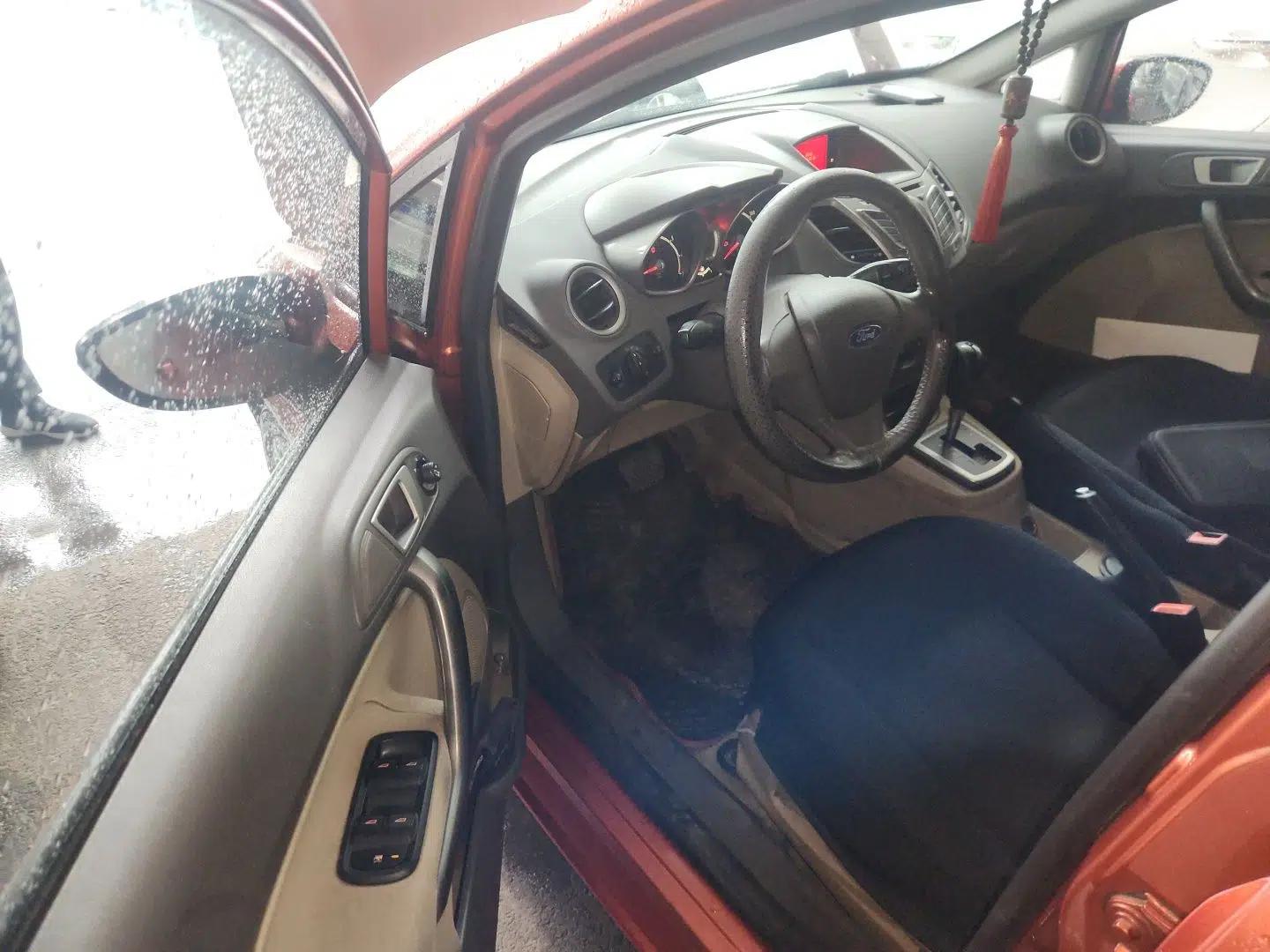 Ford Fiesta 2011 Hatchback 1.5L Automatic Fashion Edition — миниатюра 17