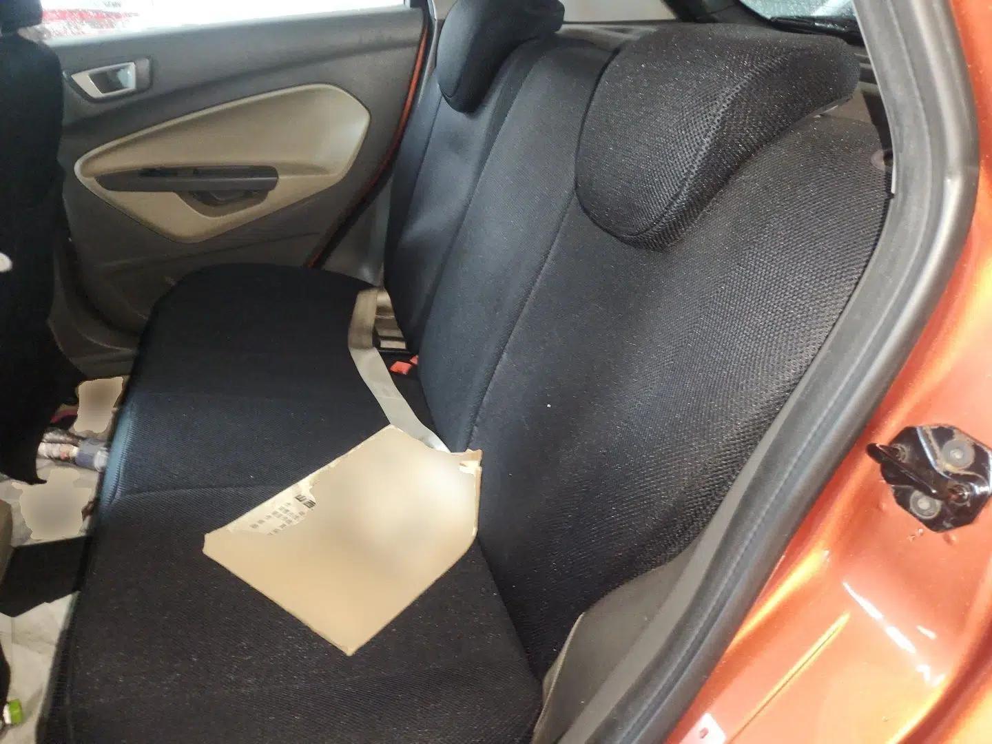 Ford Fiesta 2011 Hatchback 1.5L Automatic Fashion Edition — миниатюра 18