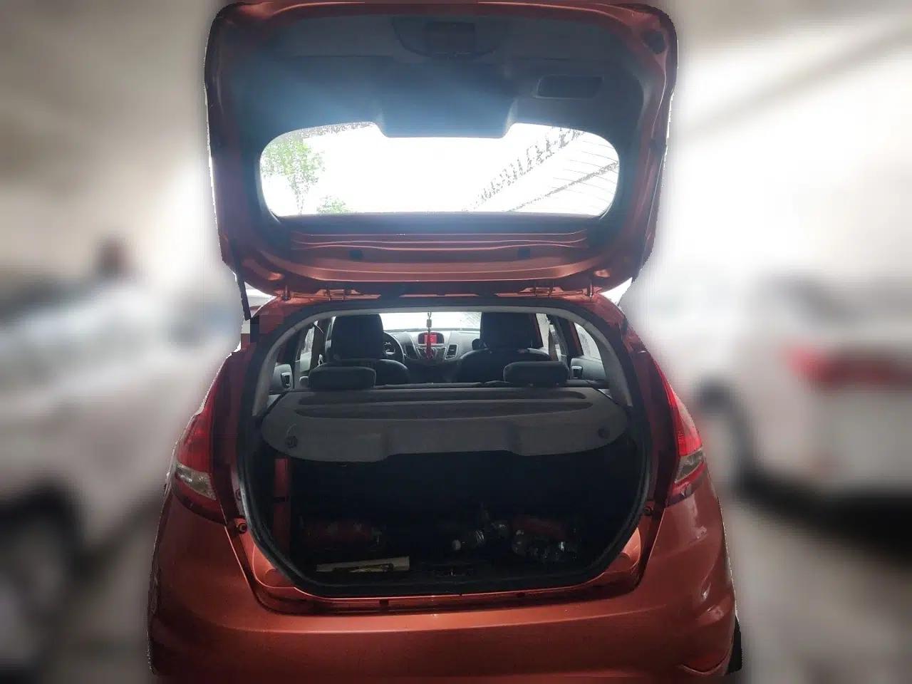 Ford Fiesta 2011 Hatchback 1.5L Automatic Fashion Edition — миниатюра 20
