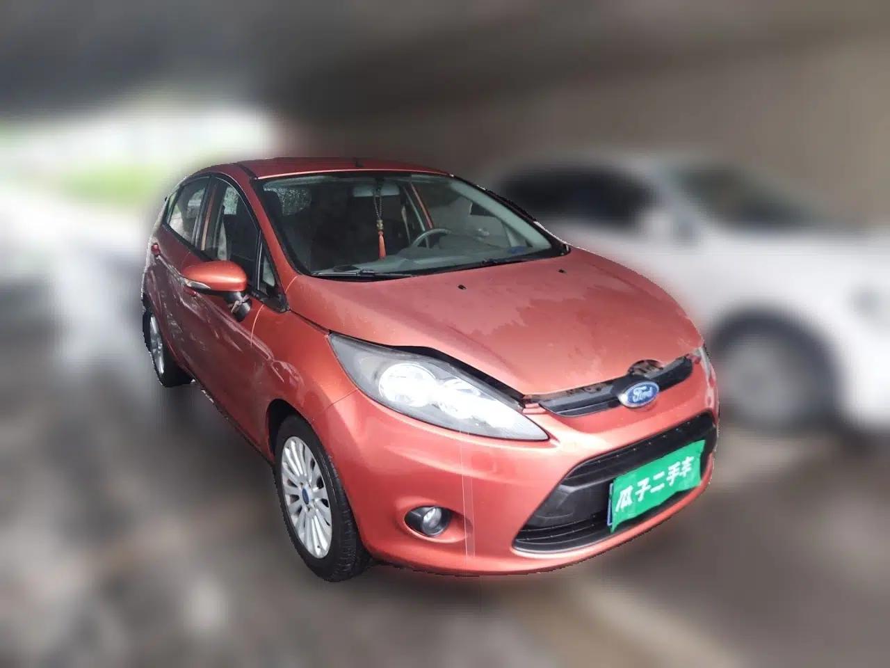 Ford Fiesta 2011 Hatchback 1.5L Automatic Fashion Edition — миниатюра 3