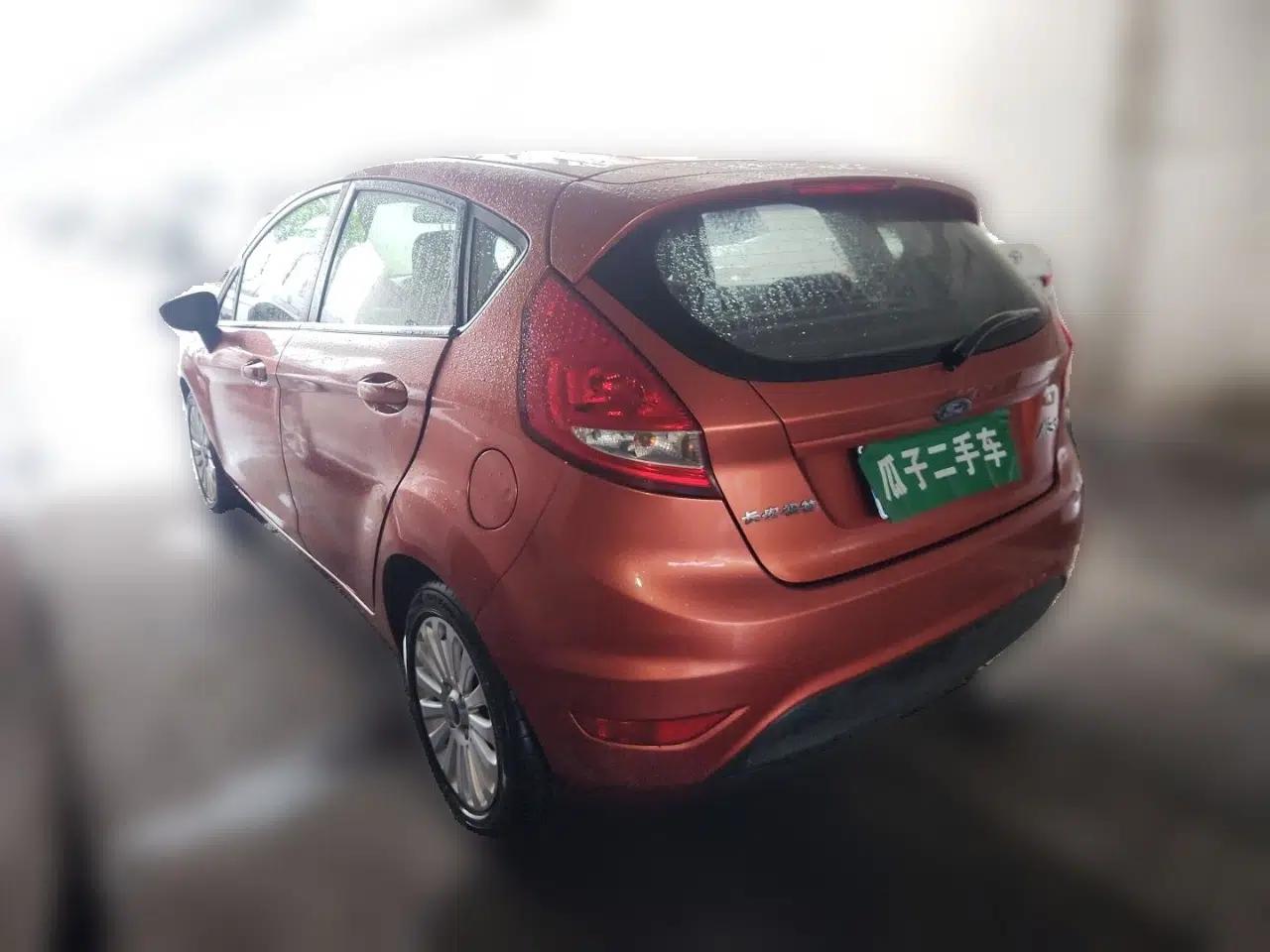 Ford Fiesta 2011 Hatchback 1.5L Automatic Fashion Edition — миниатюра 4