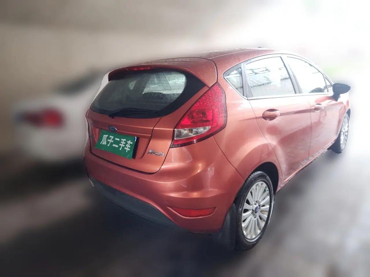 Ford Fiesta 2011 Hatchback 1.5L Automatic Fashion Edition — миниатюра 6