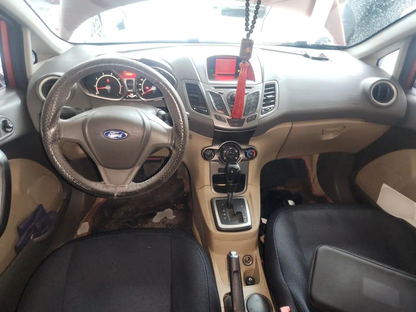 Ford Fiesta 2011 Hatchback 1.5L Automatic Fashion Edition — миниатюра 10