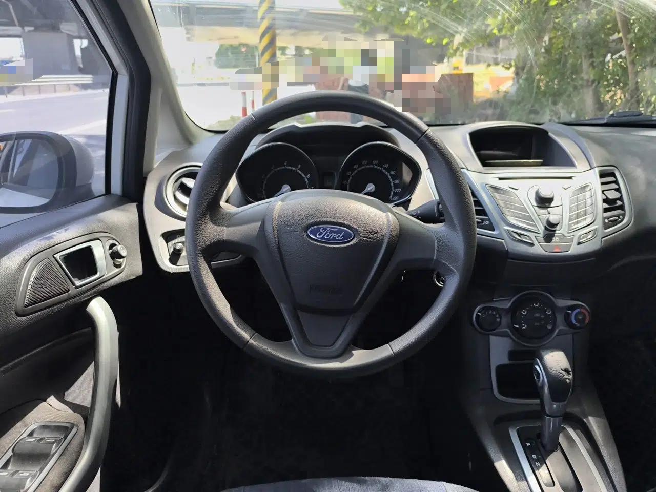 Ford Fiesta 2013 Hatchback 1.5L Automatic Fashion Edition — миниатюра 11