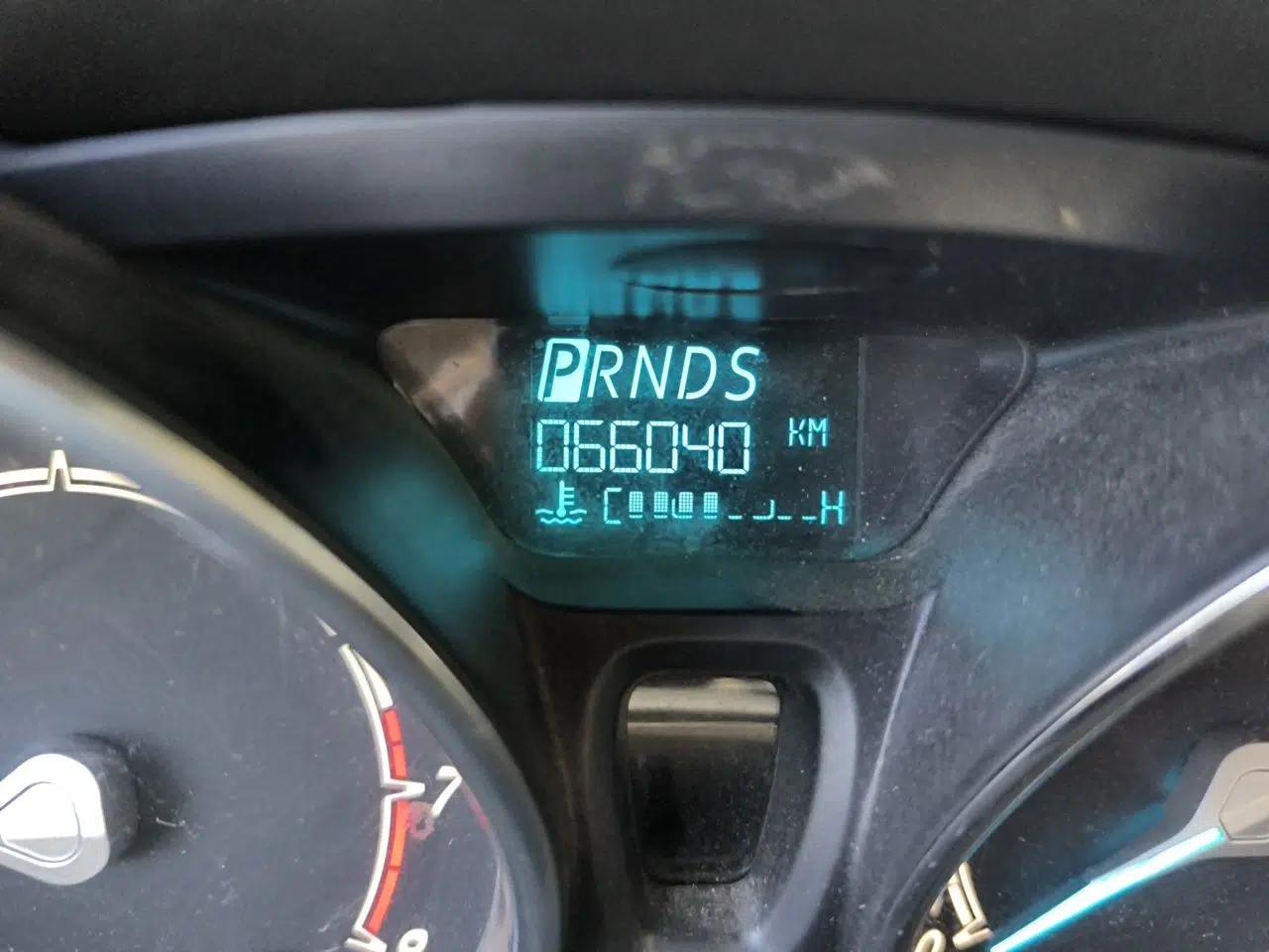 Ford Fiesta 2013 Hatchback 1.5L Automatic Fashion Edition — миниатюра 13