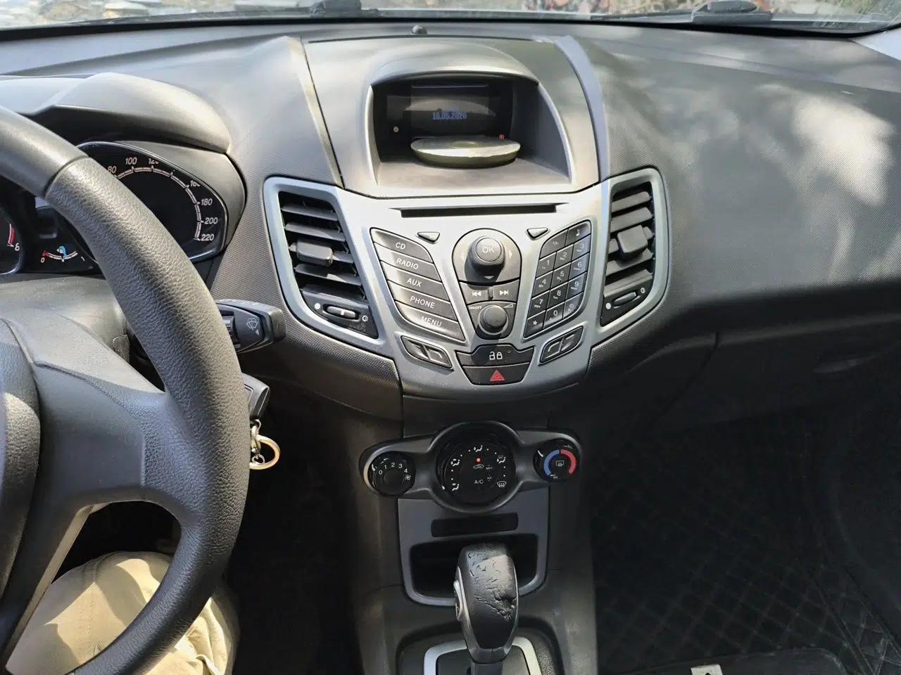 Ford Fiesta 2013 Hatchback 1.5L Automatic Fashion Edition — миниатюра 14
