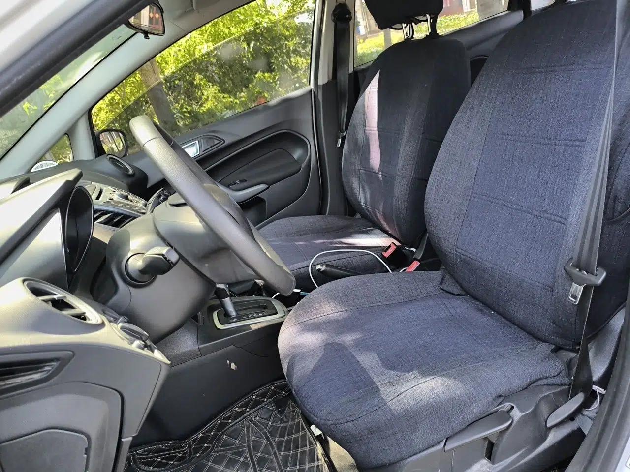 Ford Fiesta 2013 Hatchback 1.5L Automatic Fashion Edition — миниатюра 16