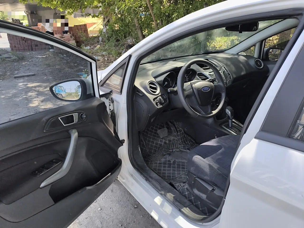 Ford Fiesta 2013 Hatchback 1.5L Automatic Fashion Edition — миниатюра 17