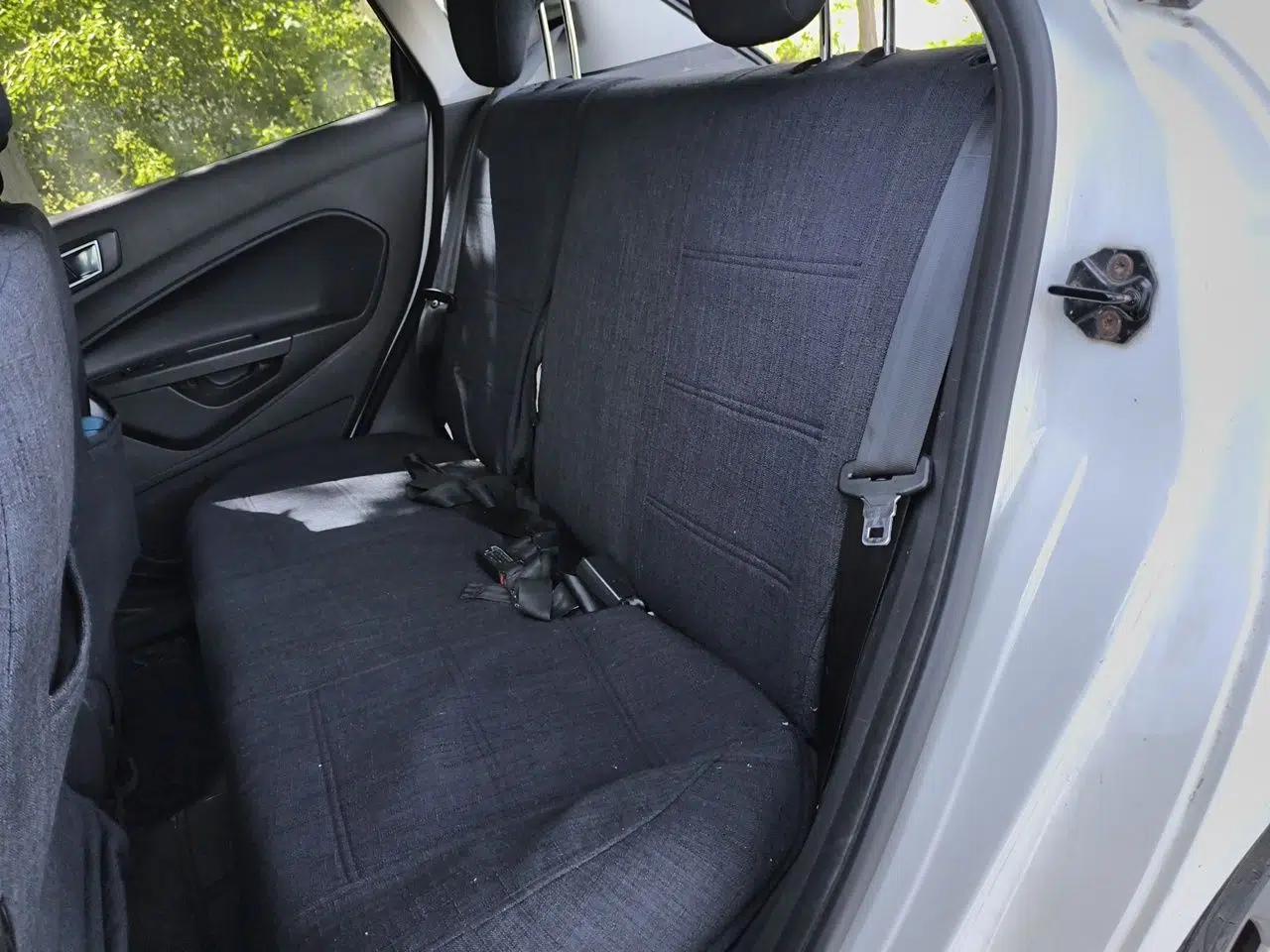 Ford Fiesta 2013 Hatchback 1.5L Automatic Fashion Edition — миниатюра 18