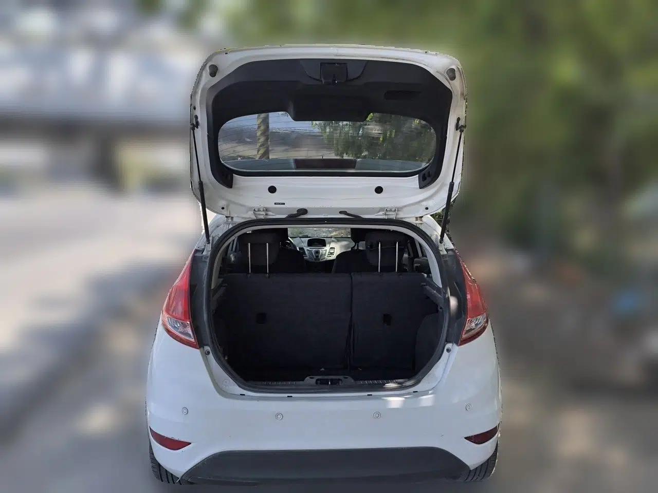 Ford Fiesta 2013 Hatchback 1.5L Automatic Fashion Edition — миниатюра 20