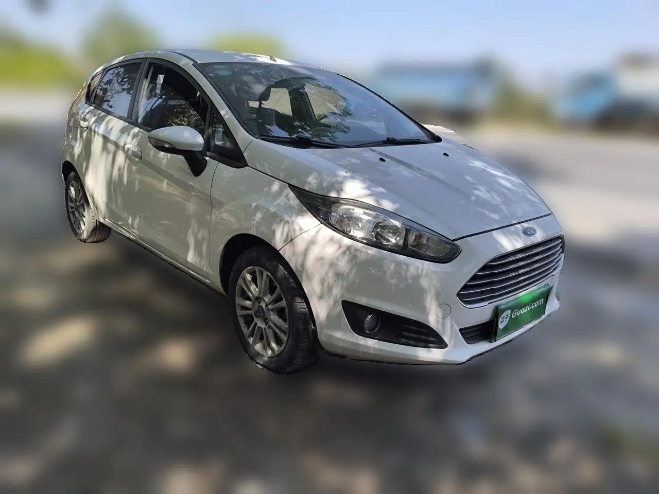 Ford Fiesta 2013 Hatchback 1.5L Automatic Fashion Edition — миниатюра 3
