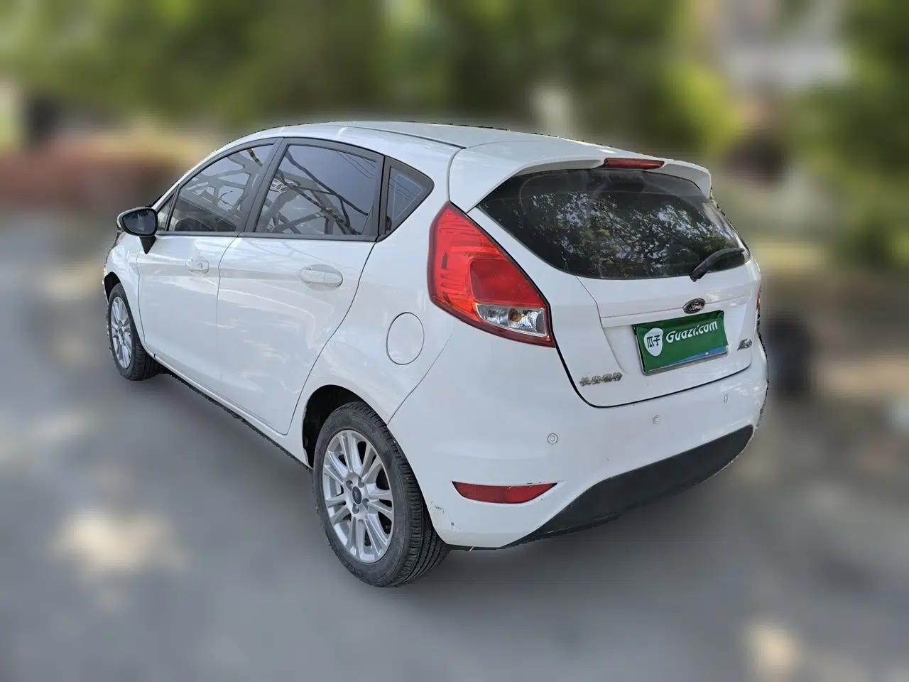 Ford Fiesta 2013 Hatchback 1.5L Automatic Fashion Edition — миниатюра 4