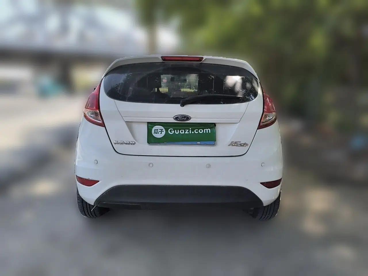 Ford Fiesta 2013 Hatchback 1.5L Automatic Fashion Edition — миниатюра 5