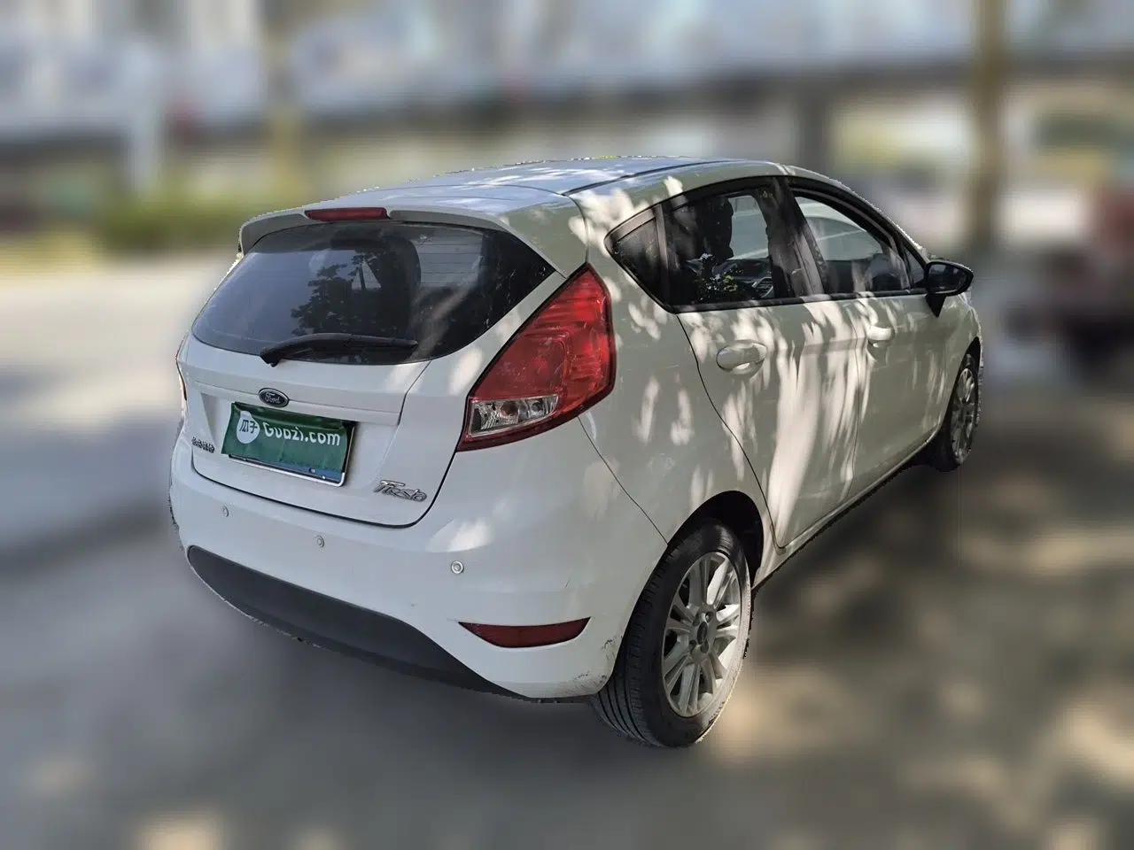 Ford Fiesta 2013 Hatchback 1.5L Automatic Fashion Edition — миниатюра 6