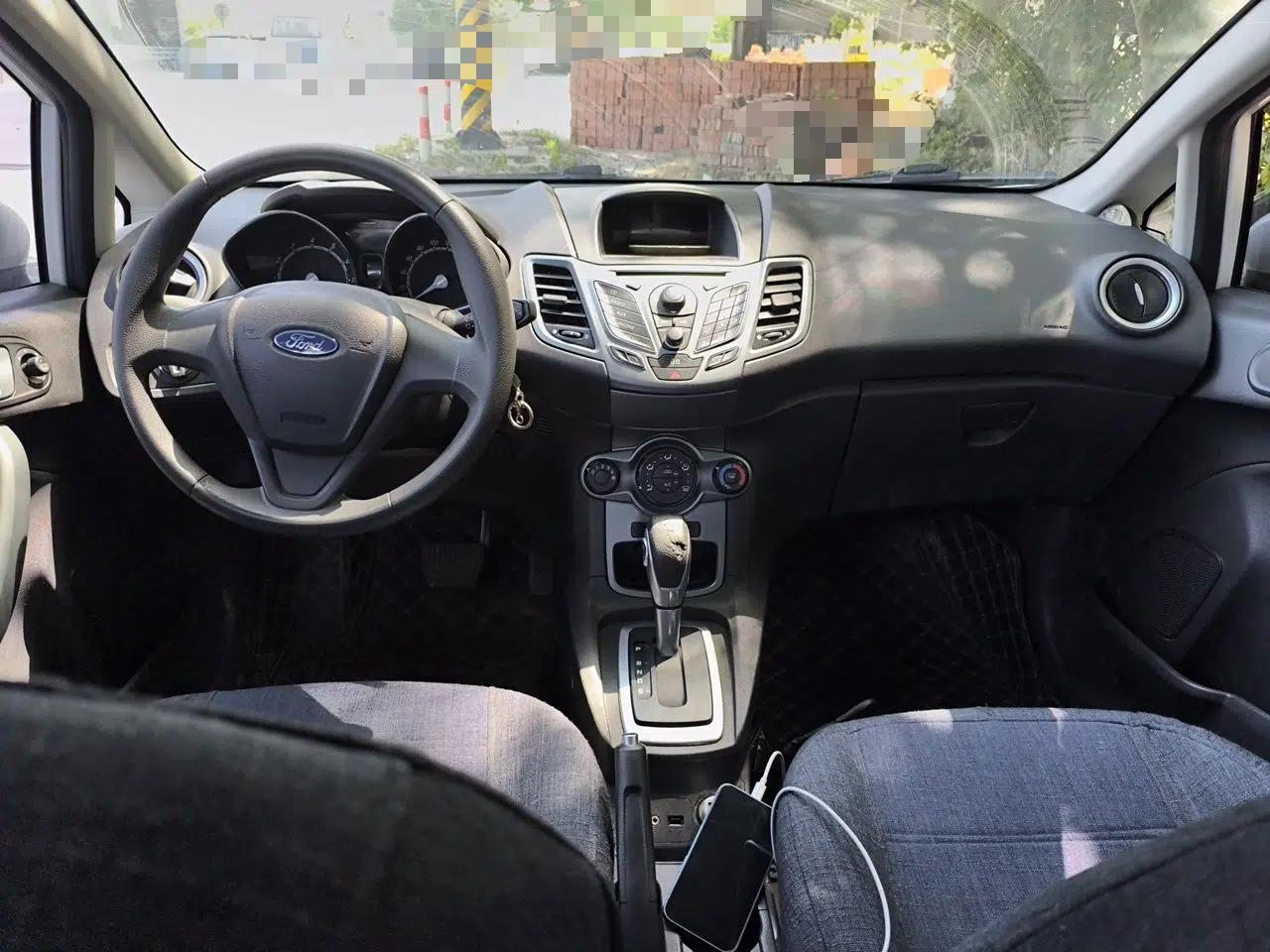 Ford Fiesta 2013 Hatchback 1.5L Automatic Fashion Edition — миниатюра 10