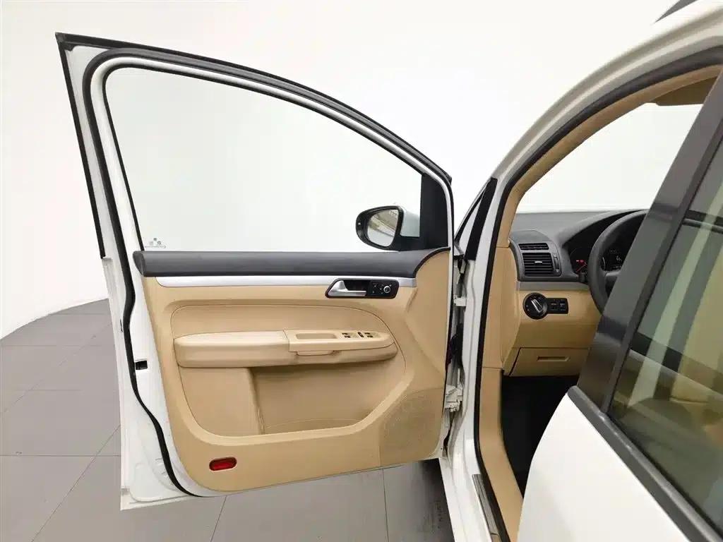 2011 Volkswagen Touran 1.4T Manual Smart Edition 5-seater — миниатюра 8