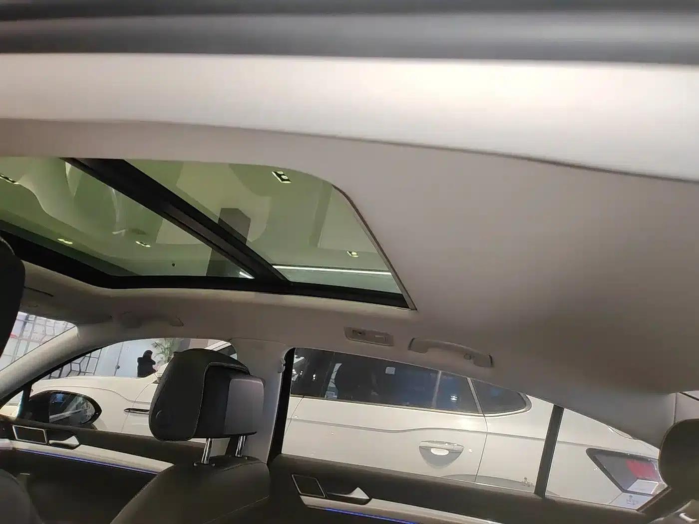 2022 Volkswagen Passat GTE Plug-in Hybrid GTE Luxury Model — миниатюра 3
