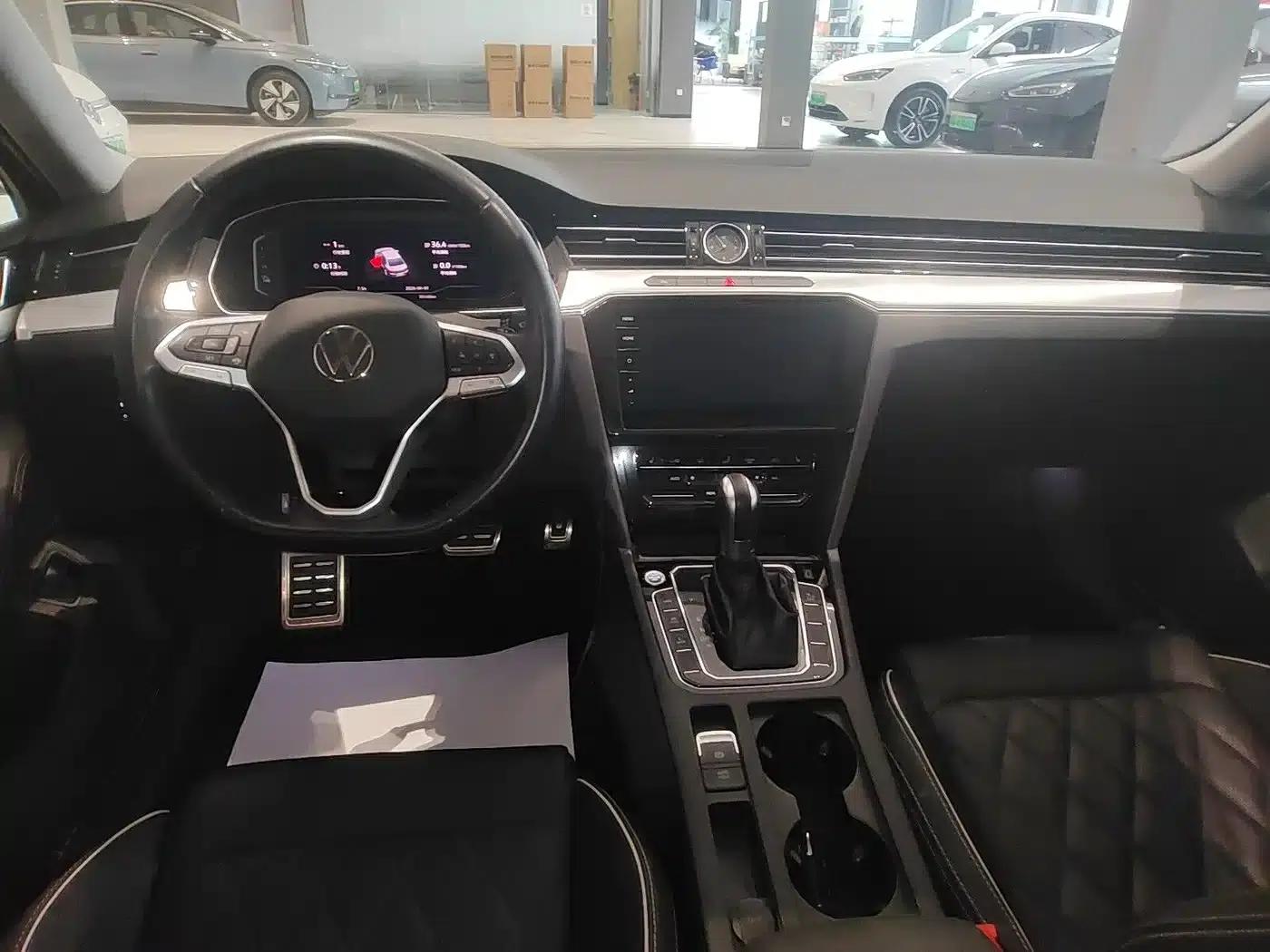 2022 Volkswagen Passat GTE Plug-in Hybrid GTE Luxury Model — миниатюра 6