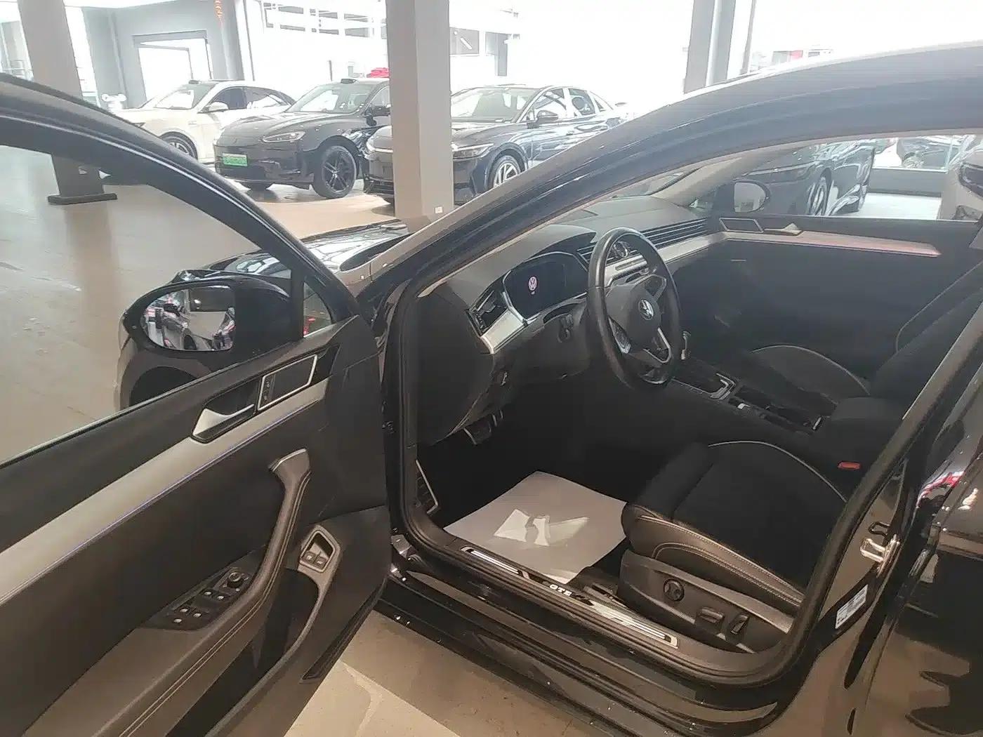 2022 Volkswagen Passat GTE Plug-in Hybrid GTE Luxury Model — миниатюра 8