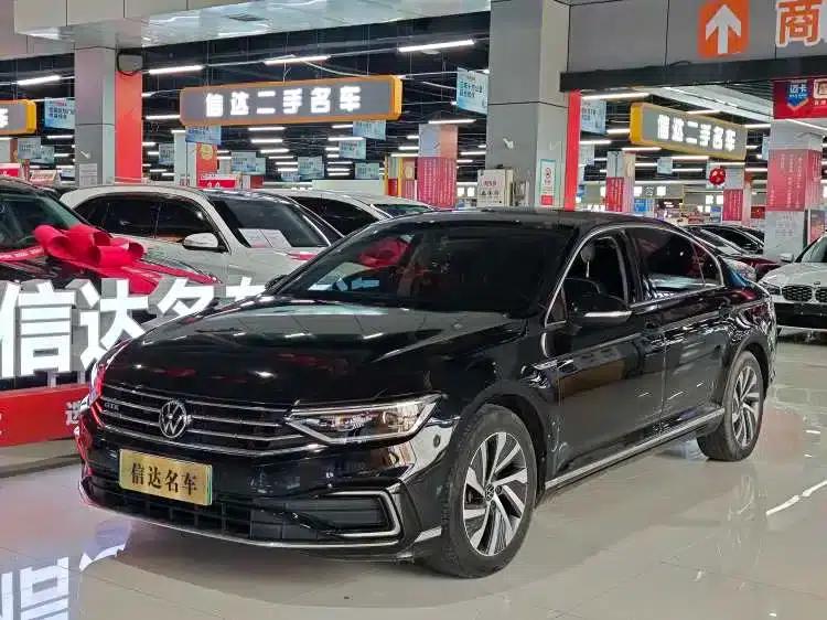 2022 Volkswagen Passat GTE Plug-in Hybrid GTE Luxury Model — миниатюра 1
