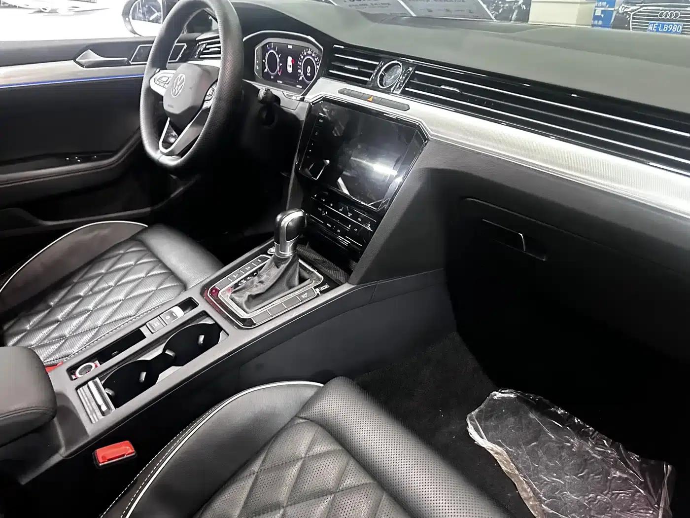 2022 Volkswagen Passat GTE Plug-in Hybrid GTE Luxury Model — миниатюра 19