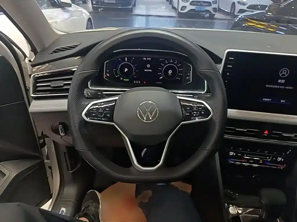 2022 Volkswagen Tiguan L Plug-in Hybrid 430PHEV Premium Edition — миниатюра 11
