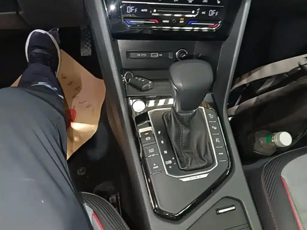 2022 Volkswagen Tiguan L Plug-in Hybrid 430PHEV Premium Edition — миниатюра 14