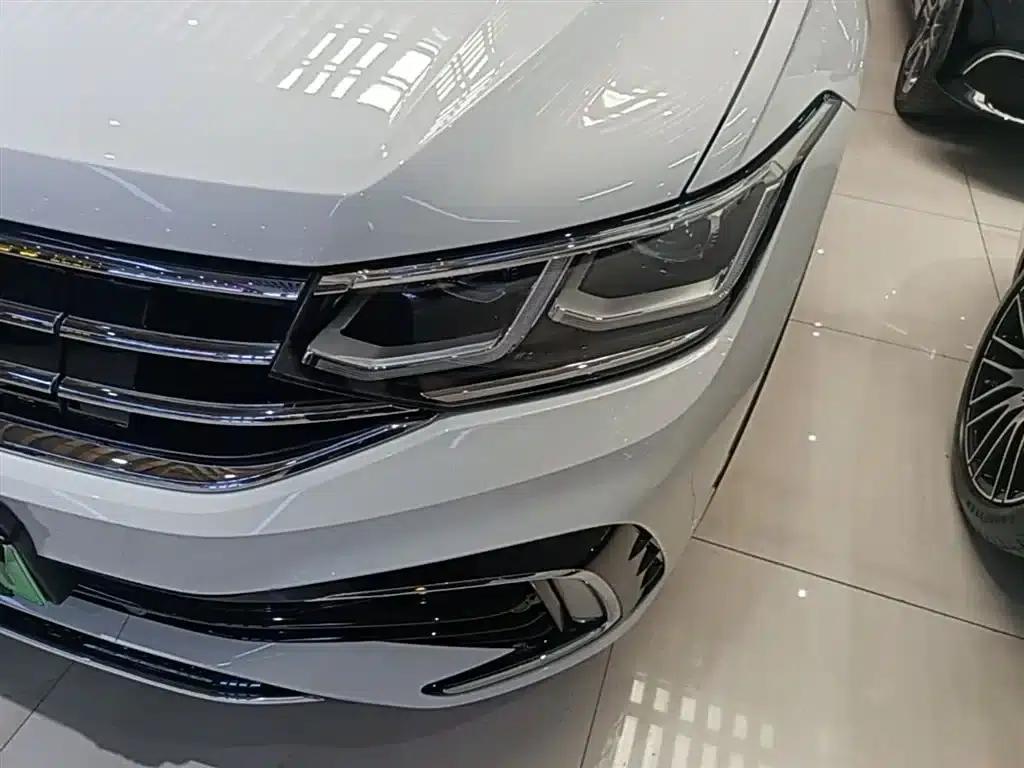 2022 Volkswagen Tiguan L Plug-in Hybrid 430PHEV Premium Edition — миниатюра 24