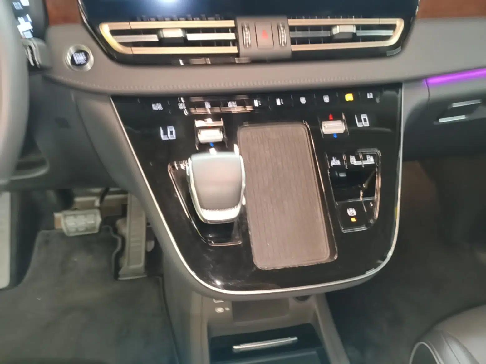Hongqi HQ9 PHEV 2024 2.0T Four-Wheel Drive Luxury Edition — миниатюра 17