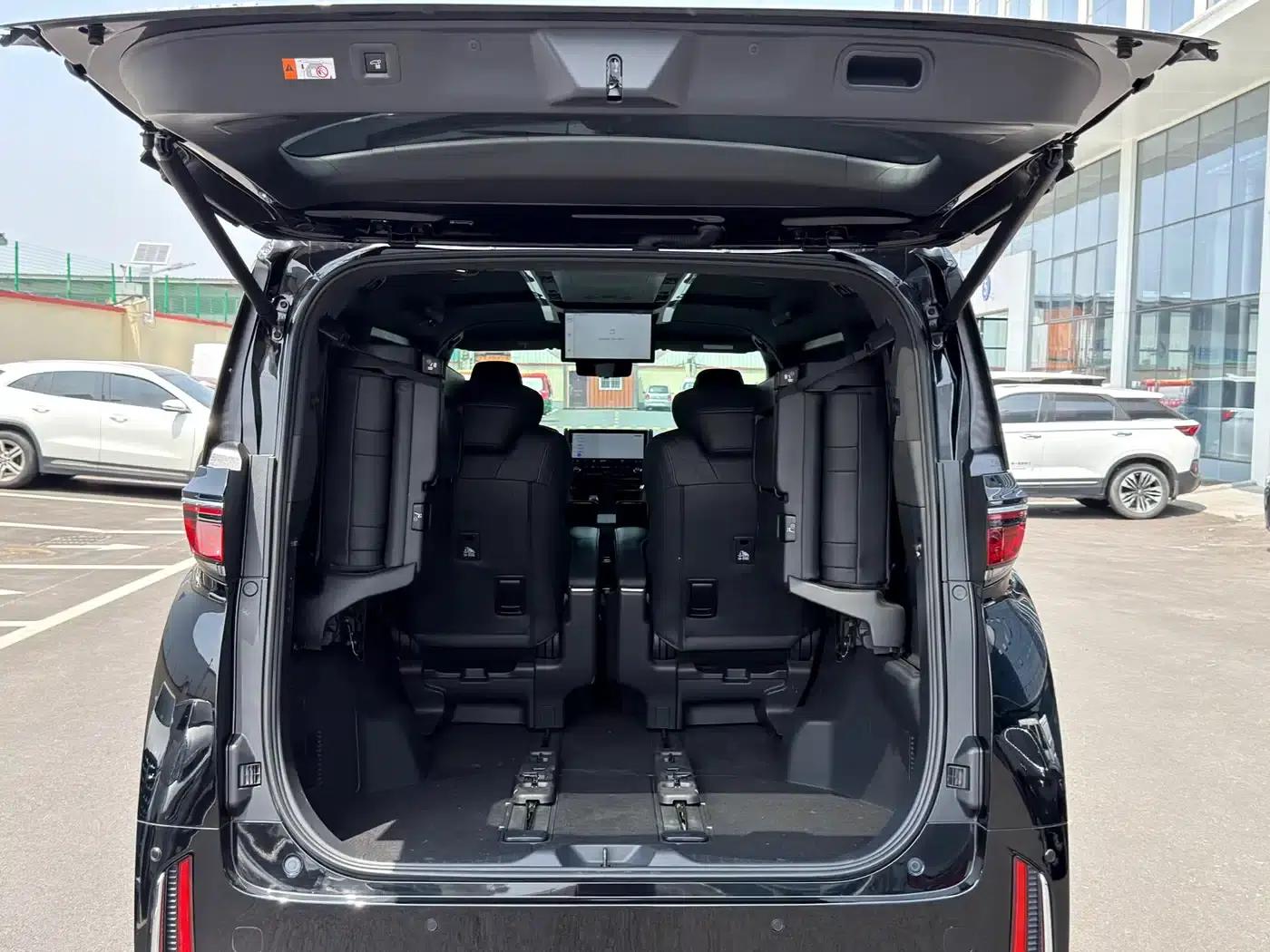 2024 Alphard Crown Hybrid 2.5L Supreme Executive Edition — миниатюра 17