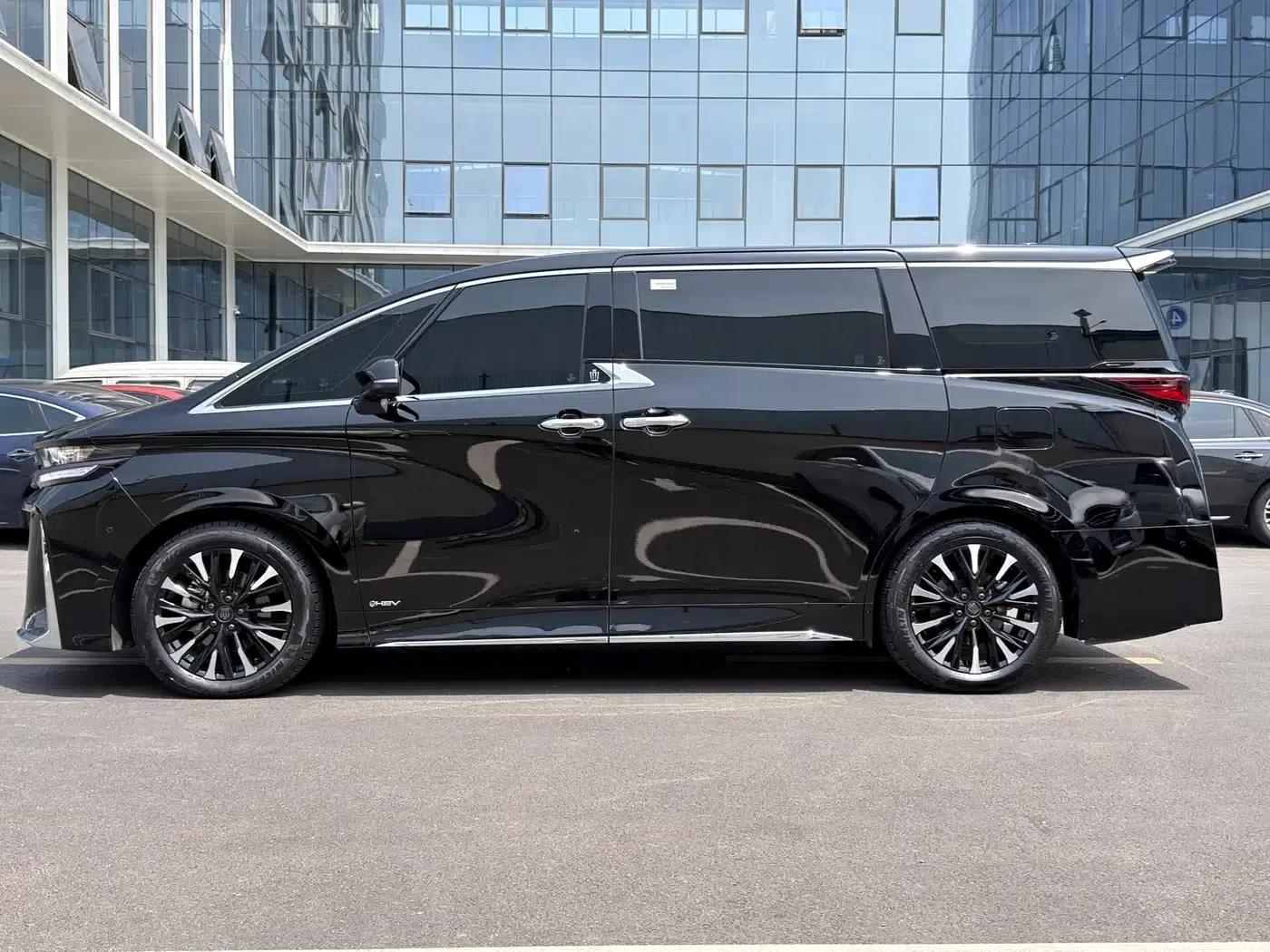 2024 Alphard Crown Hybrid 2.5L Supreme Executive Edition — миниатюра 3