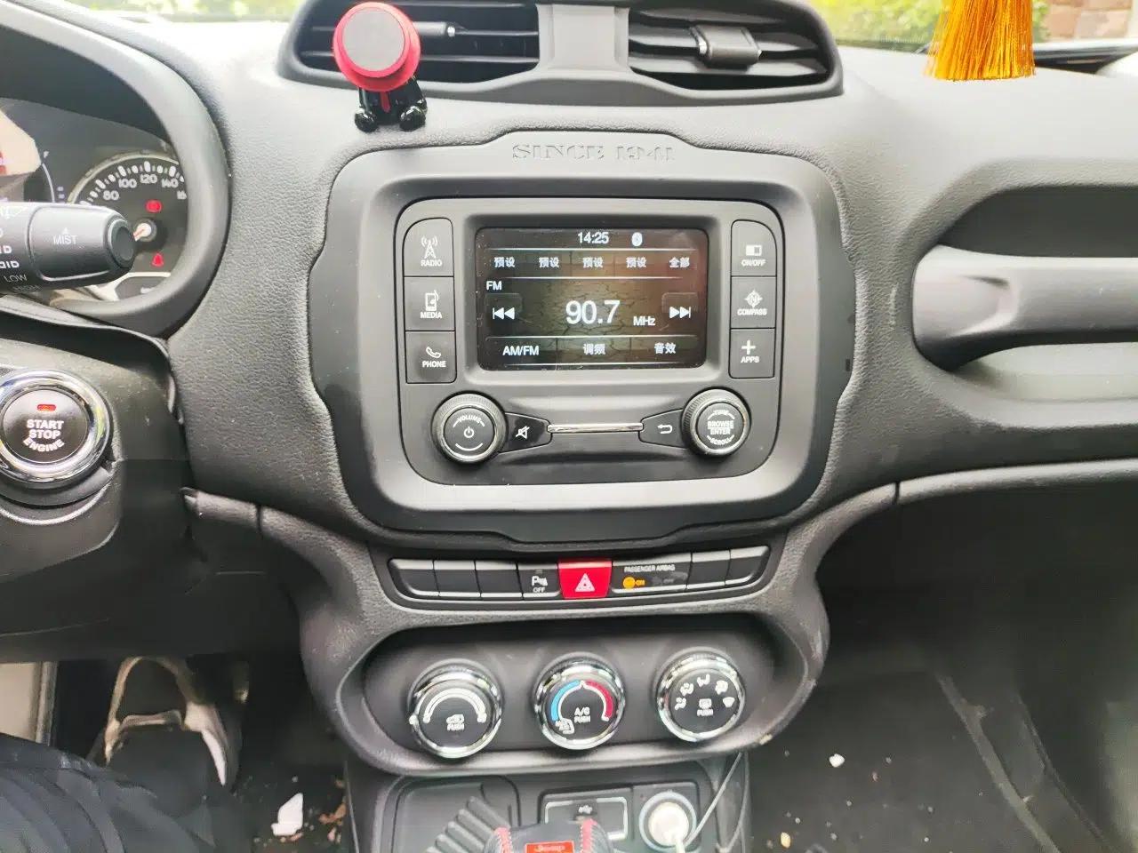 Jeep Renegade 2017 180T Automatic High-Energy Version — миниатюра 14