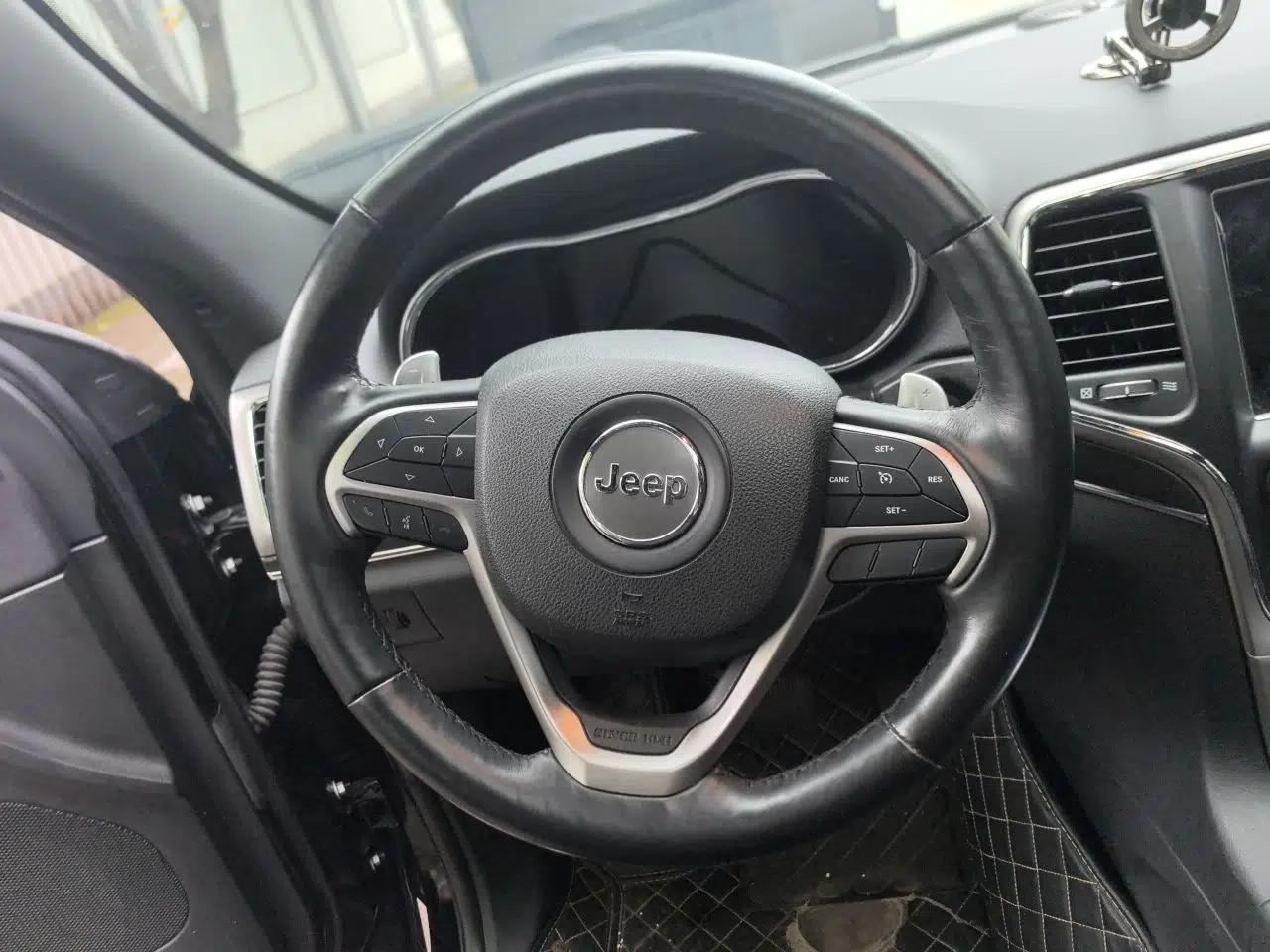 Jeep Grand Cherokee 2017 3.0L Elite Navigation Edition — миниатюра 11