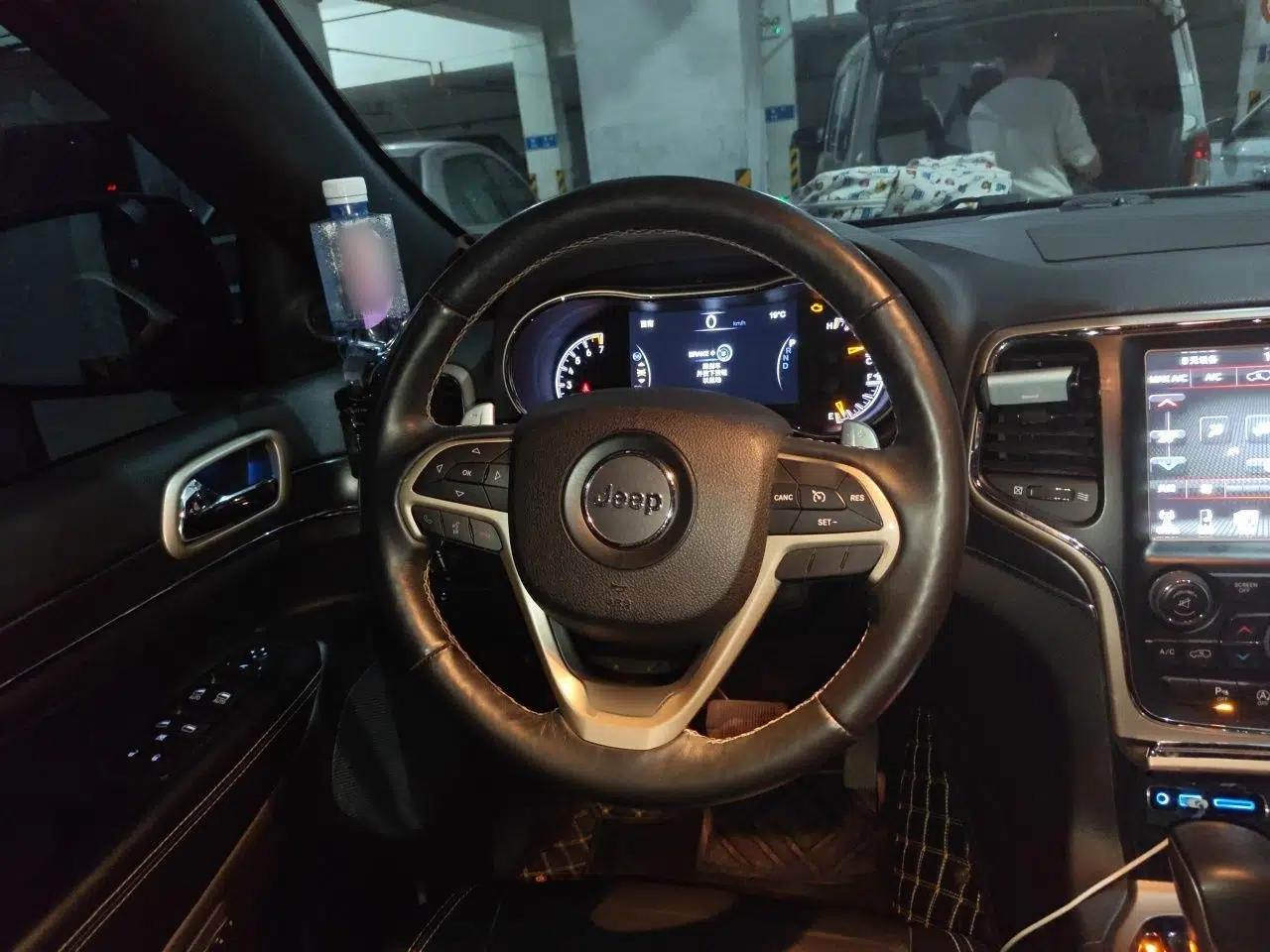 Jeep Grand Cherokee 2016 3.0L Comfort Navigation Edition — миниатюра 10