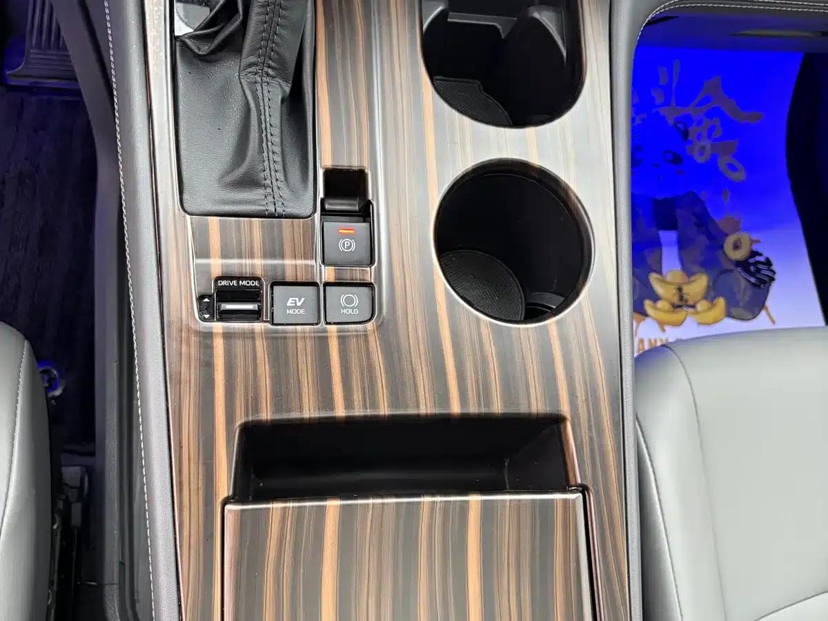 2024 Grevia 2.5L Hybrid Luxury Edition — миниатюра 14