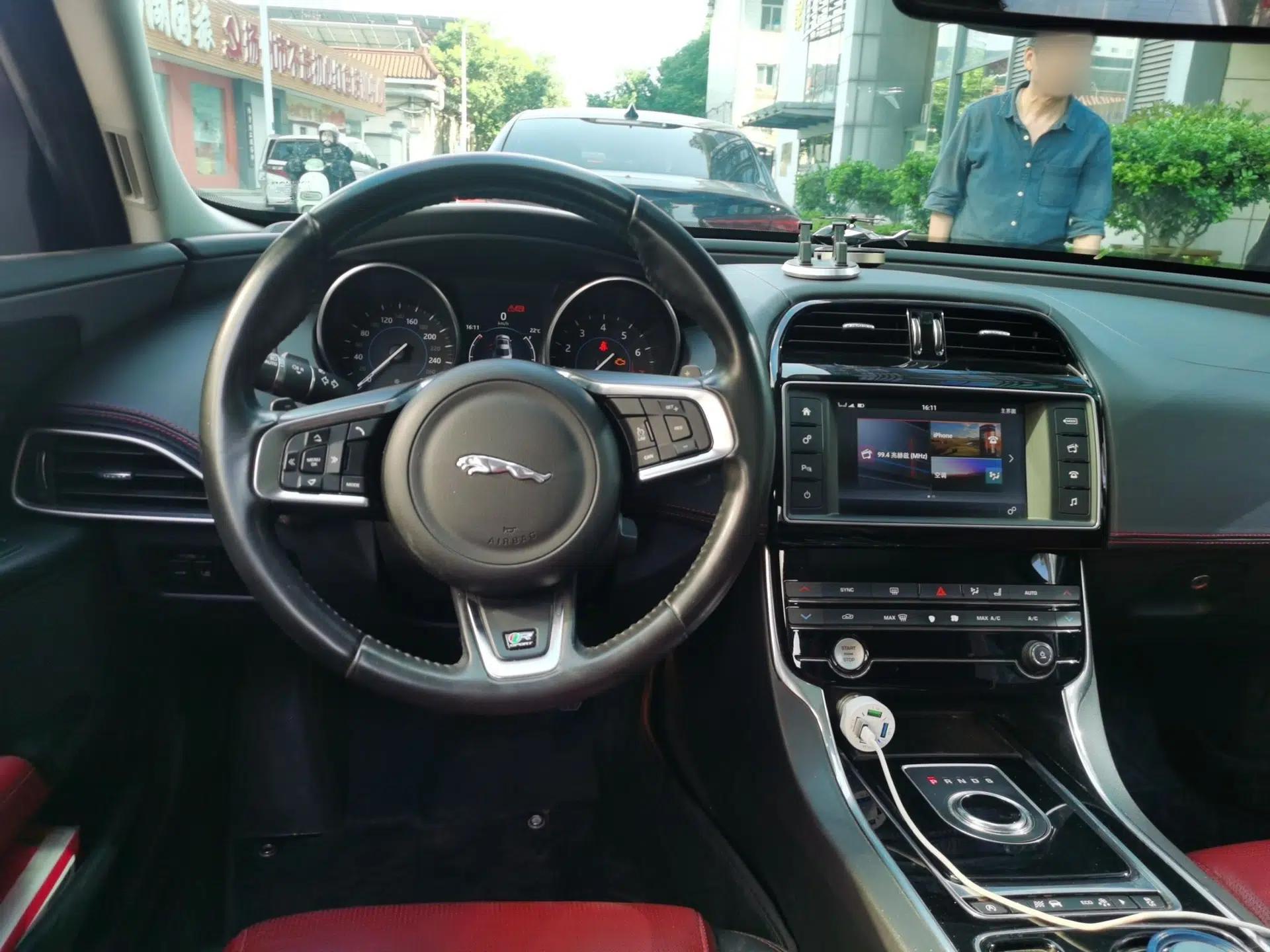 Jaguar XE 2017 2.0T 200 PS R-Sport — миниатюра 11