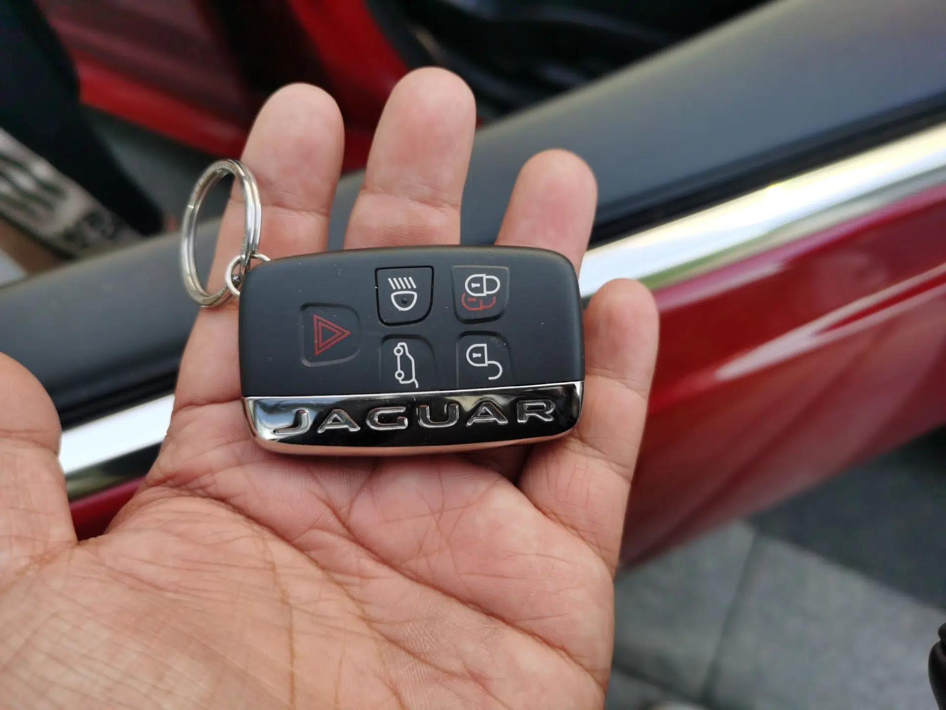Jaguar XE 2017 2.0T 200 PS R-Sport — миниатюра 9