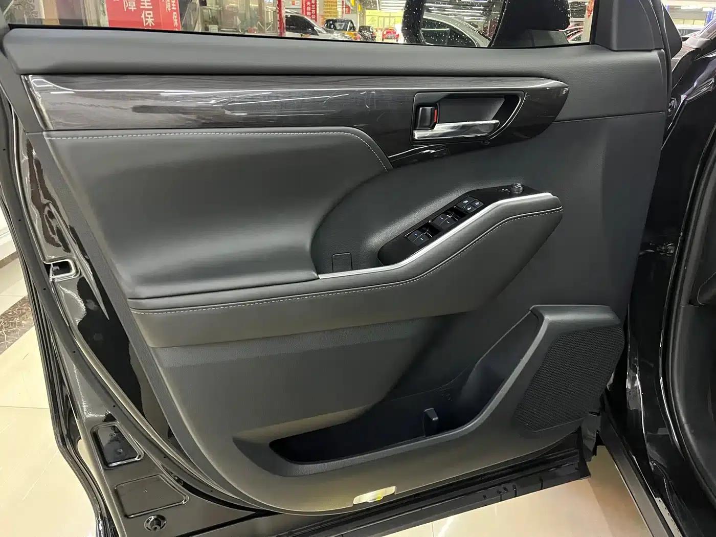 Crown Land Cruiser 2022 2.0T 4WD Sporty Edition — миниатюра 12