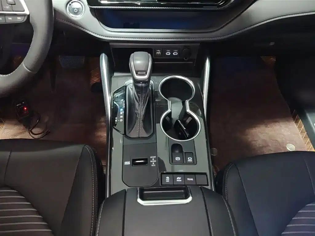 Crown Land Cruiser 2023 2.5L HEV 4WD Premium Edition — миниатюра 14