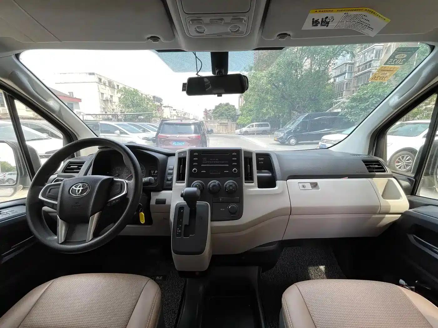 2022 HIACE 3.5L Automatic — миниатюра 11