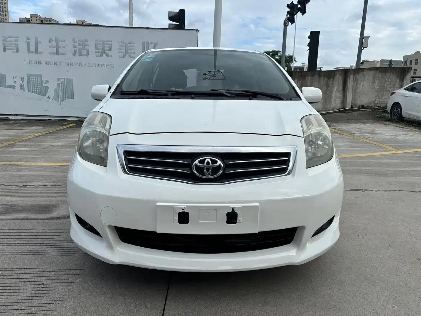 2011 Toyota Yaris 1.6E Automatic Dynamic Edition — миниатюра 2