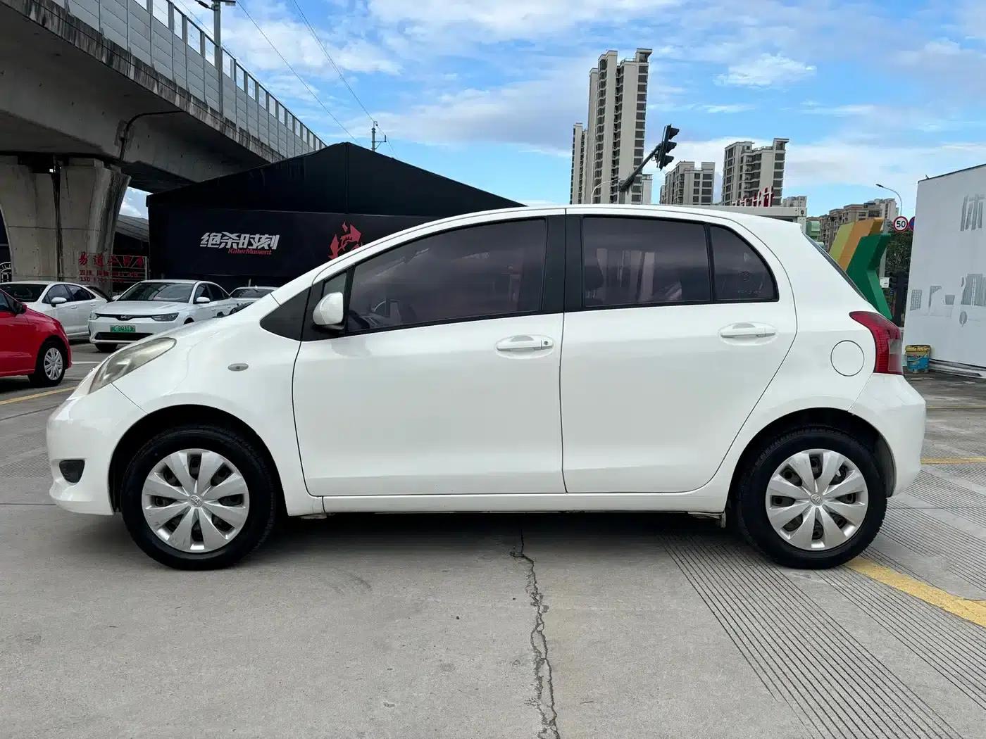2011 Toyota Yaris 1.6E Automatic Dynamic Edition — миниатюра 3