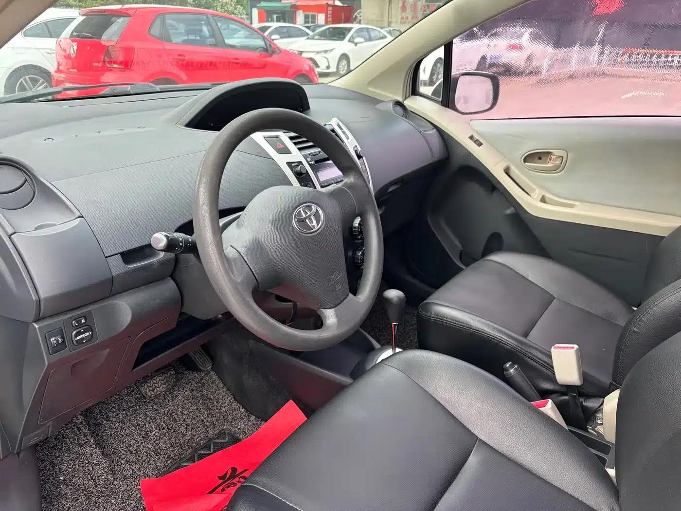 2011 Toyota Yaris 1.6E Automatic Dynamic Edition — миниатюра 4
